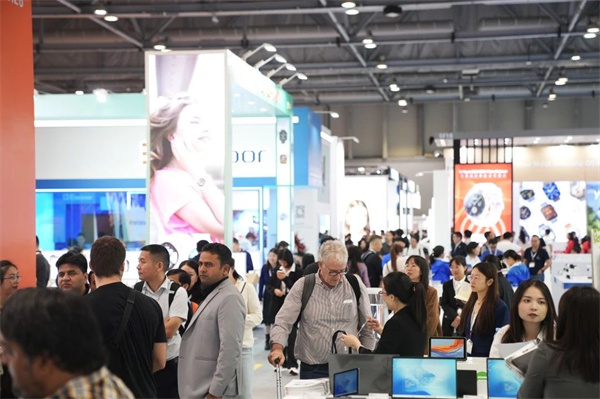  The exhibition's hygiene products section attracted participants from around the world-2